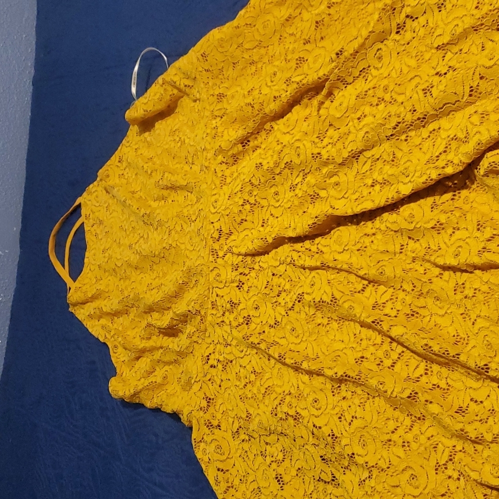 NEW..Pretty 😍 yellow lace halter dress